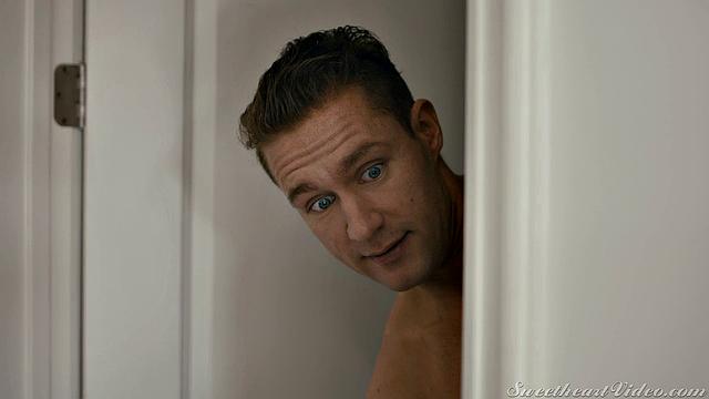 Лейси ловит Адриану голышом и вставляет ей игрушку - подружка отомстила за измену с юмором