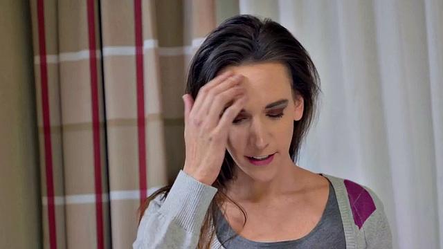 Bisexual pegging babe gets licked and fucked in threesome