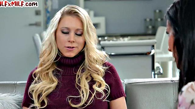 пышная зрелка топит лицо в киске своей блондинистой подруги