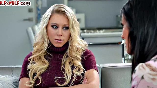 пышная зрелка топит лицо в киске своей блондинистой подруги