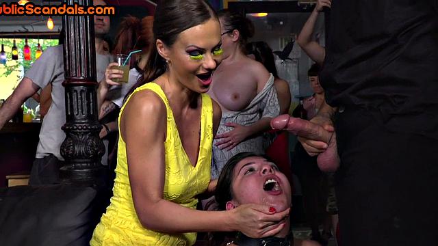 никчёмного саба жестко наказывают и трахают при всех