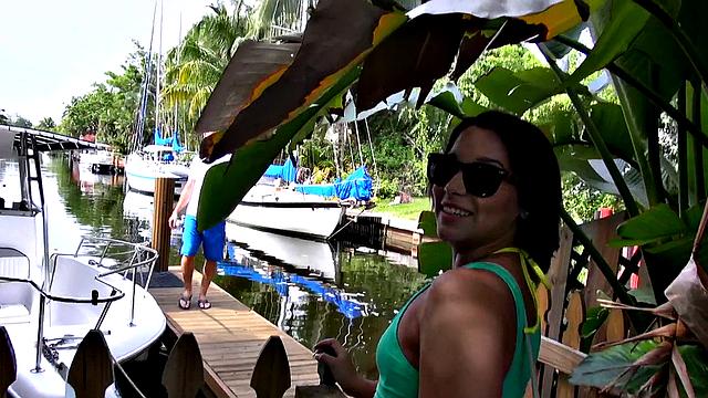 брюнетка в очках получает анальный секс и кончает на лицо на лодке