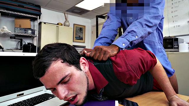 этот подчинённый не делает отчёты - ему в офисе ббс в заднице важней