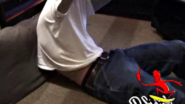 Джонни Джонсон дрочит сам себе перед камерой для парней, любит смотреть на сперму на ладони.