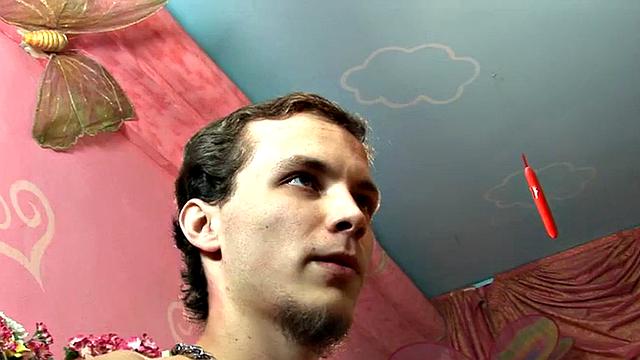 девушки cfnm трахают и шлёпают парня втроём