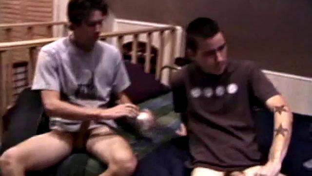 Джейден и Дэн дрочат и кончают на стеклянный стол