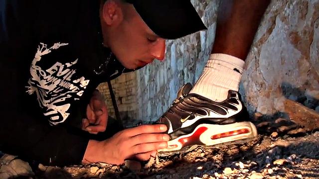 парень в кроссах ловит жёсткий догги от похотливого друга