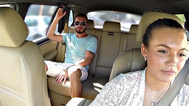 Брюнетка-таксистка отсасывает пассажиру и трахается с ним на заднем сиденье