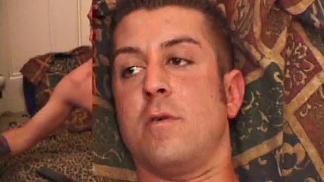 Джереми Адамс дрочит дома и заливает горячей спермой экран, гей-ориентация сохраняется во всем видео.