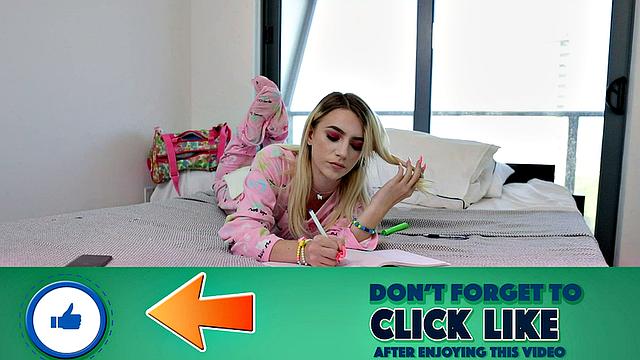 она скидывает пижаму и ловит хер у бассейна - вот такой отдых