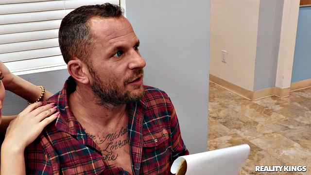 Когда очередь в клинике затянулась, Кьяра решила убить время на члене Скотта - пациенты в зале остались довольны шоу!