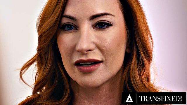 Транс-любовница Иззи Уайлд не может устоять перед страстью с подругой Софией Локк, трахает её с жадностью.