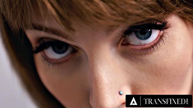 Транс-любовница Иззи Уайлд не может устоять перед страстью с подругой Софией Локк, трахает её с жадностью.