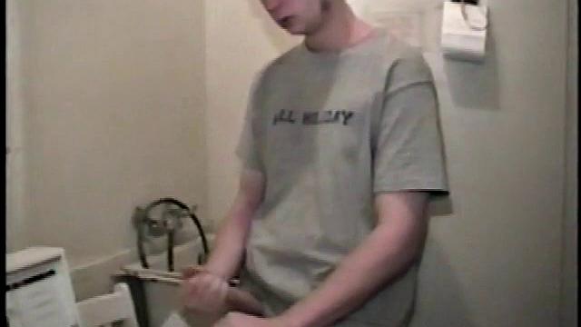 парень дрочит на свежий порножурнал прямо на стиралке