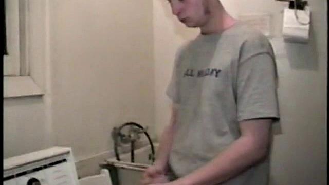 парень дрочит на свежий порножурнал прямо на стиралке