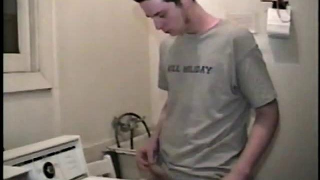 парень дрочит на свежий порножурнал прямо на стиралке