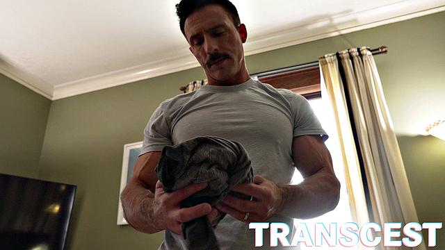 мускулистый брюнет трахается внатуре и жестко дрочит пальцами