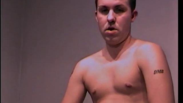 Джейми дрочит свой толстый член и кайфует по полной