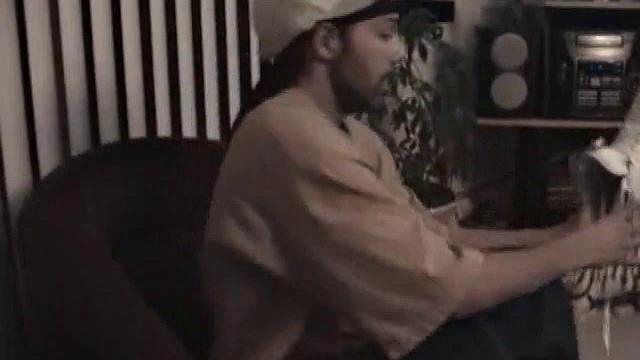 Энрике сосет член парню и получает сперму на лицо, гей порно сцена.