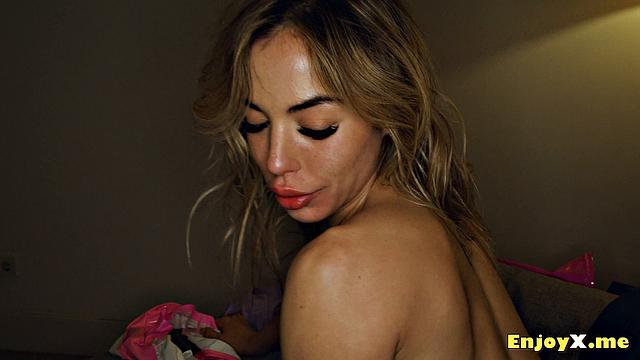 две блондинки и вибратор: оргазмы летают, а соседи завидуют