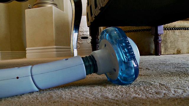 зрелая блондинка в красном сосет и скачет на члене в гостиной