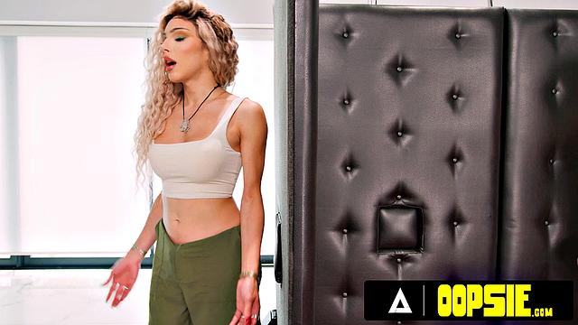 Транс-подруга ловит кайф с milf и подругой у дырки, а муж заходит не вовремя - или так и надо было?