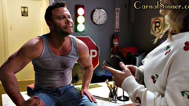 Пышногрудая шалунья жадно сосёт и получает жаркий трах у машины