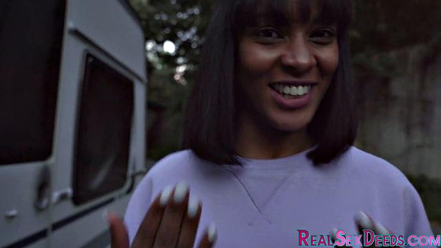 Незнакомец жестко трахает в горло случайную блондинку на улице, она захлебывается от дикого минета и охотно глотает сперму через pov - все по-настоящему, без стеснения, в эффектном белье и с аппетитной попкой, как в аматорском кастинге для взрослых.