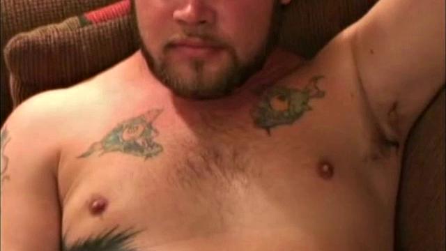 бенни дрочит жарко и мощно кончает на камеру