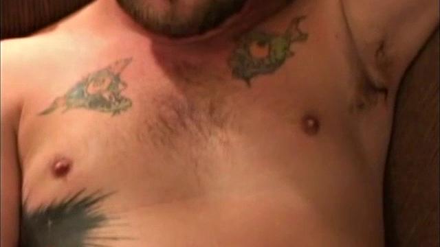 бенни дрочит жарко и мощно кончает на камеру