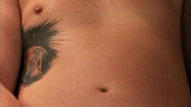 бенни дрочит жарко и мощно кончает на камеру