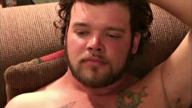бенни дрочит жарко и мощно кончает на камеру