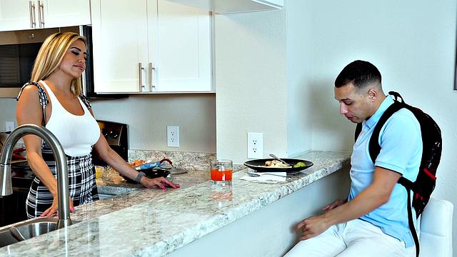 зрелая мачеха отвлекает пасынка от ужастика своей киской