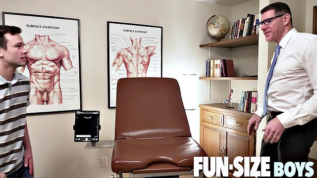 Логан у доктора: жёсткий анальный осмотр с большим членом