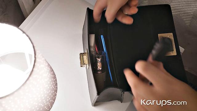 Метти скачет на жёстком члене и стонет при каждом глубоком толчке