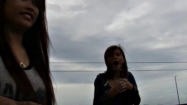 Никка раздвигает свежевыбритую киску и жадно трахается