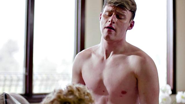 Blond stud bareback fucks asshole after kissing