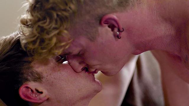 Блондинистый пацан целует и сразу шпилит парня в голую жопу