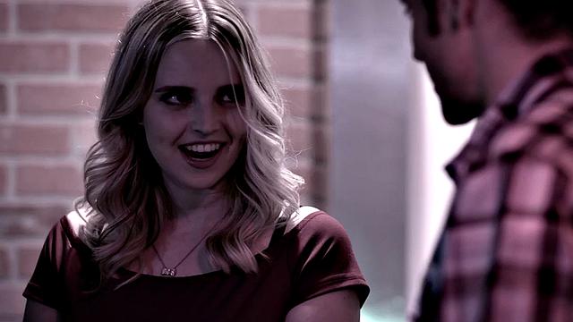 Сексуальная мачеха с большими сиськами соблазняет ботаника-пасынка и трахается раком