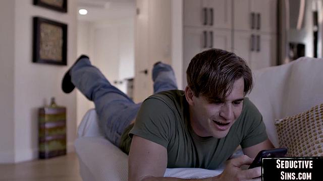 Татуированная блондинка трахается с любовником в догги-стиле и кончает от кунилингуса и фингеринга.