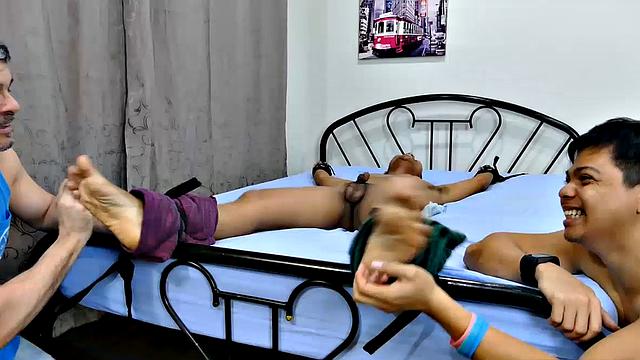 Кенни Круз снова в деле - связал, щекочу и ржу с его ног до слез