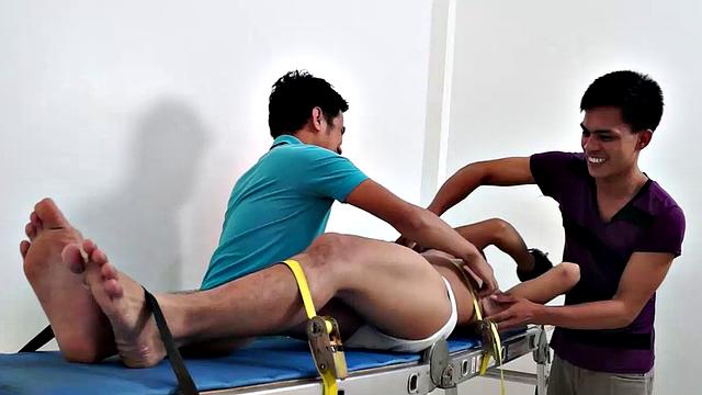 Джефф снова на дыбе - Гил и Арги издеваются над его щекотливыми стопами