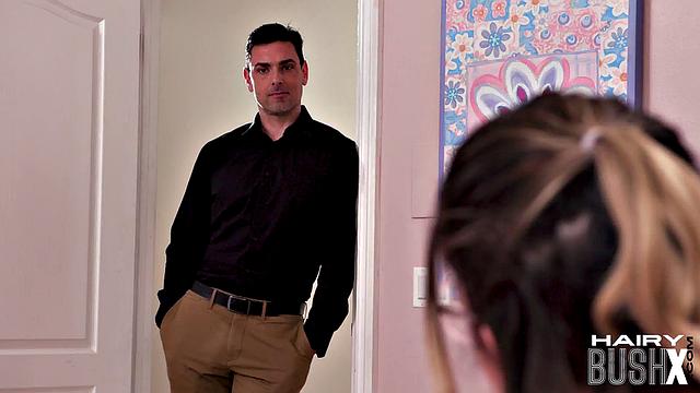 Пушистая киса не удержалась - опытный папочка занял оба входа, теперь точно выспится, хоть раз!