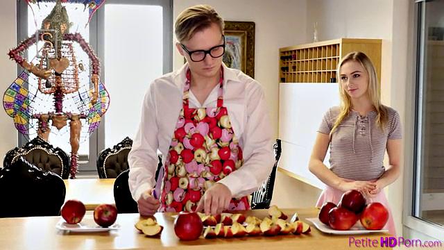 Step Sisters Apple Pie - S20:E4