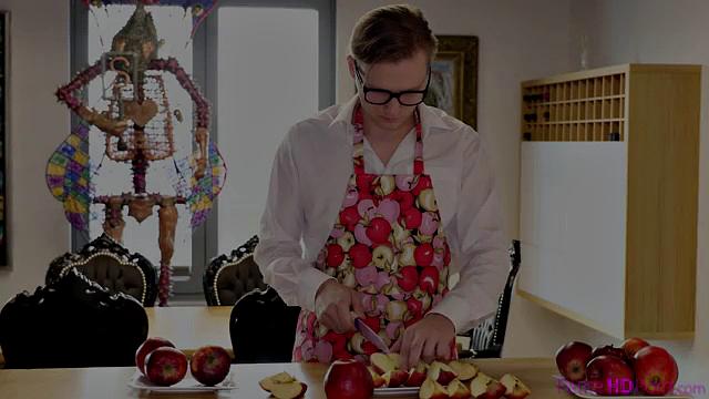 Step Sisters Apple Pie - S20:E4