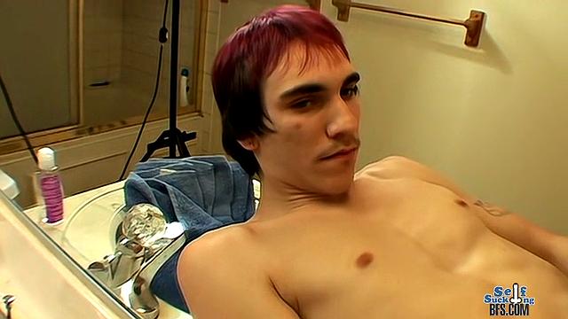 Стрейт-скейтер получает сперму на лицо