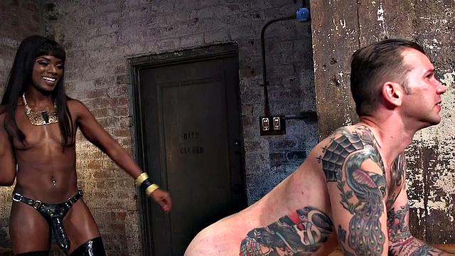 BDSM Ebony domina in latex whipping sub asshole