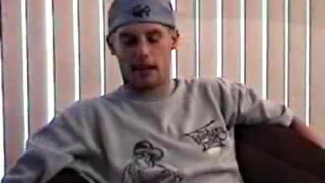 Зрелый парень мощно дрочит и отсасывает мужику до спермы, гей-камера крупным планом.