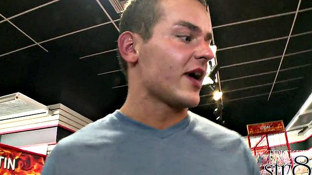 Gloryhole newbie lipserviced