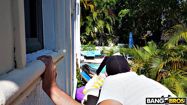 Кензи Лав застала Диего за фетишем и заставила вылизать ей киску и жопу на диване, прежде чем трахнуть до фэйсита.